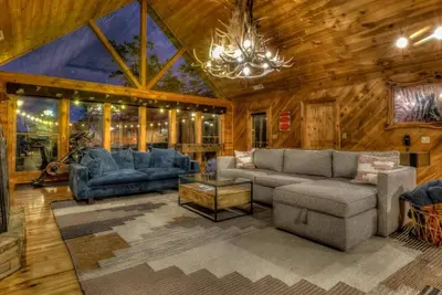 Image de One Level, fire pit, hot tub, 3 acres, peloton!