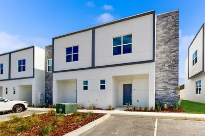 Image de Beautiful new townhouse with lanai, private pool, Ac, & washer/dryer