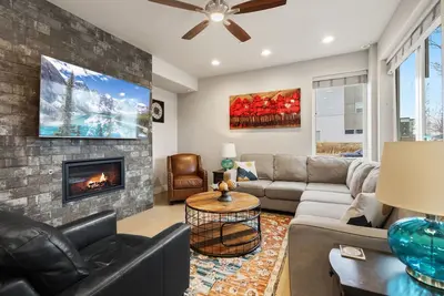 Image de Elegant Oasis - Fireplaces, King Beds, Mtn Views!