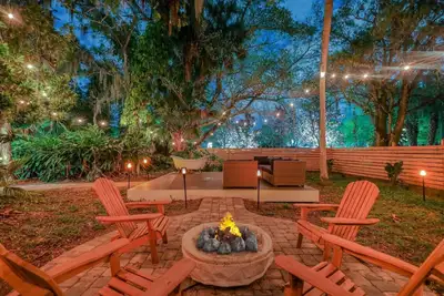Image de 1920s Speakeasy, Horses & Hot Tub | 5mi to Beach