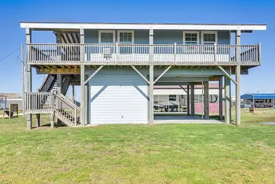 Image de Walk to Shore: Crystal Beach Home w/ Deck!