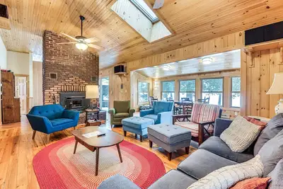 Image de Waterfront North Hero Home w/ Screened Porch