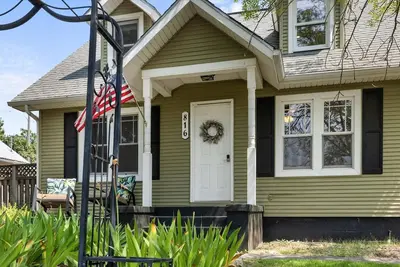 Image de Charming Downtown Cda Delight - Large Backyard, Game Room, Pet-Friendly, and Steps from Downtown!