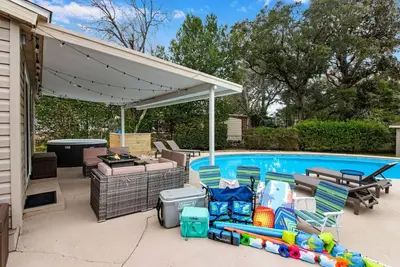 Image de 10 mins to Okaloosa Beach! w\/ Pool and Hot Tub!
