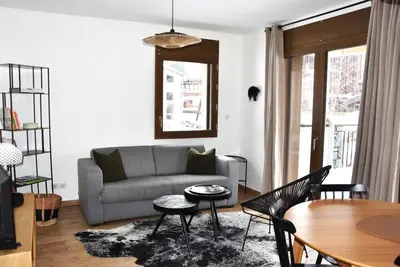 Image de 250m du centre station, Rez-de-chaussée, terrasse, parking, télévision, casier à ski, 47m²