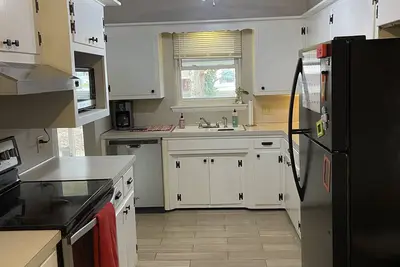 Image de A cozy home in the heart of Springfield! Ideal for travel nurses! ! !