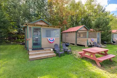 Image de Enjoy a Relaxing Couples Getaway and Lakeside View at Stievater's Lakeside Cottages!