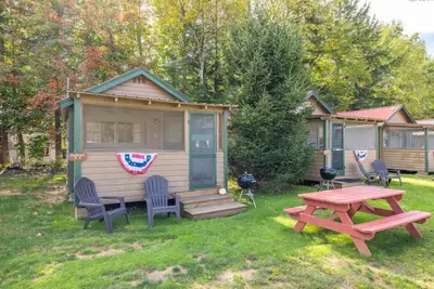 Image de Rustic Retreat Steps Away From the Lake at Stiefvater's Lakeside Cottages!