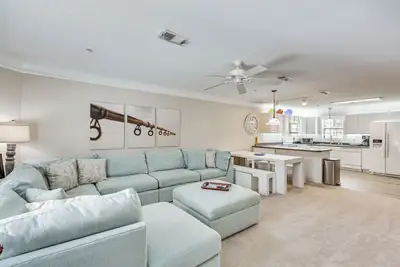 Image de Townhome w/ Outdoor Pool & White Lake Access!
