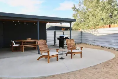 Image de Heart of Joshua Tree + Large Backyard + Hot Tub!