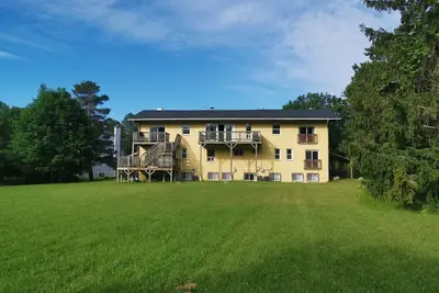 Image de Chalet Blue - “Moose & Bear” (2 chalets, 10 bedrooms, sleeps 24)