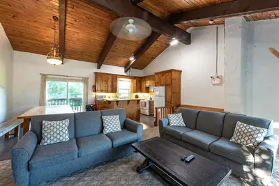 Image de The Green Moose Classic Chalet w/ Hot Tub, Bbq, Large Backyard, Fire Pit