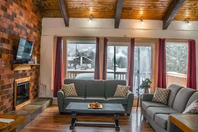 Image de The Red Deer Classic Chalet w/ Hot Tub, Bbq, Large Backyard, Fire Pit