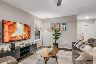 Image de Traveling worker-ready Transitional Modern Home!