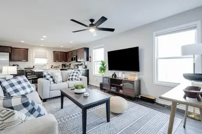Image de Modern, Spacious Whole Unit Traveler's Home!