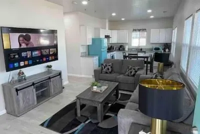 Image de Welcome to la Casita Blanca! Main St & Sequoia National Forest!
