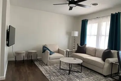 Image de Spacious House w Patio Fenced Yard 10 min to Pu