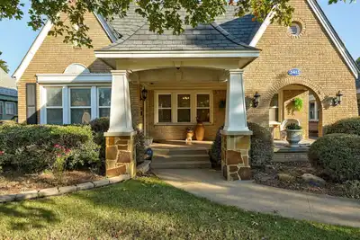 Image de Classic Luxury Tutor and Garden Studio with Private Backyard
