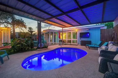 Image de Pet-Friendly Beach Bungalow with Heated Pool & Outdoor Entertainment -Sleeps 10!