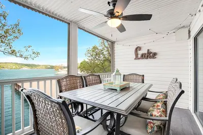 Image de Spacious Family Friendly 3 bed/3 bath w/ Amazing Views, Lakeside Pool, & Boat Slip