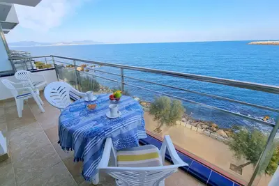 Image de Appartement 'Frontmar Fm52' avec vue sur la mer, piscine partagée et terrasse privée