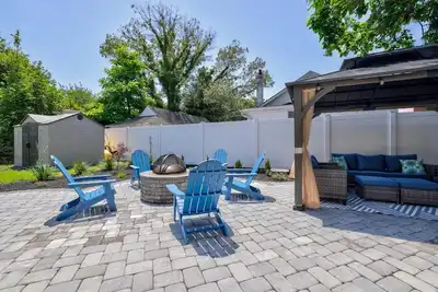 Image de Renovated Bay Duplex Kayaks Fishing Poles Beach Equipment!