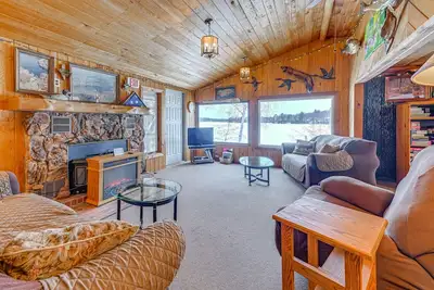 Image de Lakefront Suring Home w\/ Pool Table + Views!