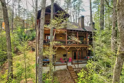 Image de Charming Riverfront Cabin for 14 – Hot Tub, Game Room & Outdoor Fireplace!
