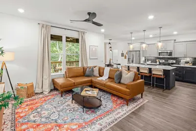 Image de Contemporary Comfort: Your Home Away from Home