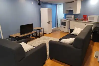 Image de Cosy Basement Apartment on the East side.