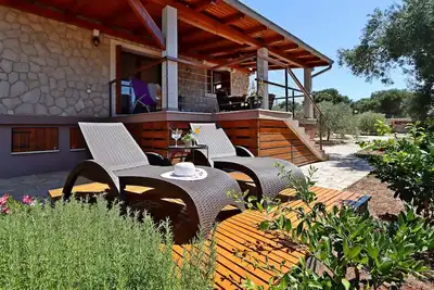 Image de Appartement de deux chambres avec la terrasse et la vue sur le mer Lun, Pag (A-21905-a)