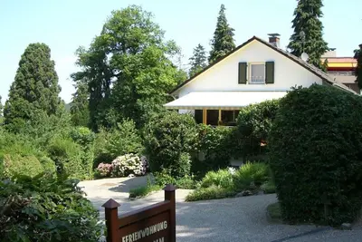 Image de Appartement confortable avec grande terrasse, grand jardin et étang de jardin