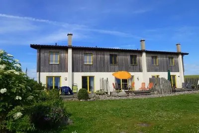 Image de Appartement \"Poggenkrug Halbsguth\" avec vue sur le lac, terrasse privée et Wi-Fi
