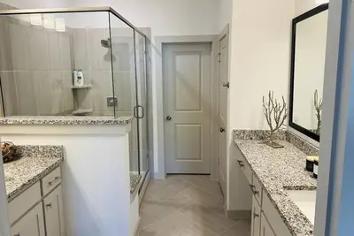 Image de Modern home sleeps 8. Only 5 min from Dfw! Modern home sleeps 8.