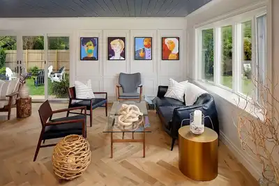 Image de 2 Atlantic King Suite at Journey East Hampton!