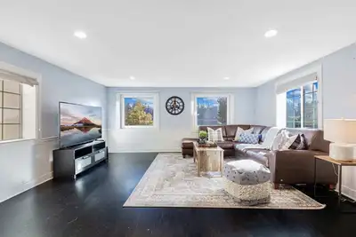Image de Lakefront cottage with Ac