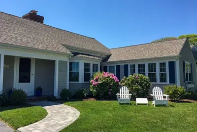 Image de Updated 3 bedroom home sleeping 8, only a 2 minute walk to a river beach!
