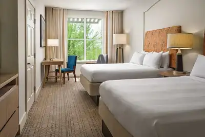 Spring Training Over Spring Break! ! ! ! Convenient to Ballparks, Shopping, Dining