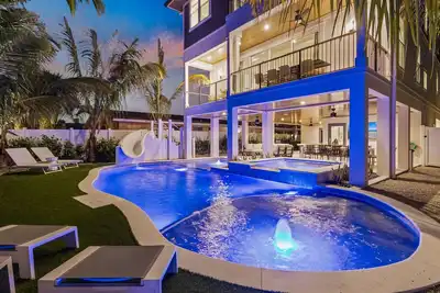 Image de Brand New Home! Pool with spa and waterslide, near the beach - Seascape