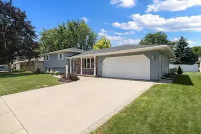 Image de Home for rent during the Nfl draft in 2025. Only 19 miles from Lambeau Field!