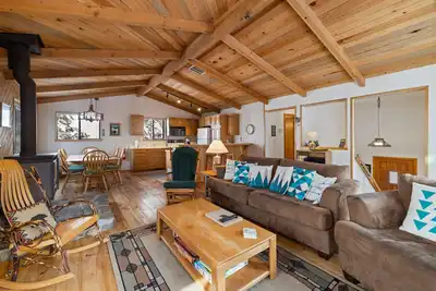Image de Cozy Donner Cabin | Hoa Beach & Pool Access| Close to Stables and Trails