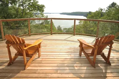 Image de The Upper Deck: a private off-grid cabin looking out over picturesque Gull Lake