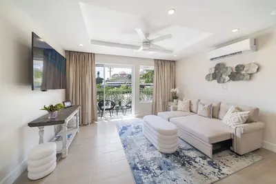 Image de The Crescent at Coral Beach 101 - New condo across from beach