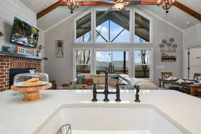 Image de Sweet View Retreat! Mountain View! Fireplace, Hot tub, Game room, & Fireplace