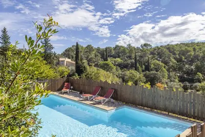 Image de Gîte Nature à Lorgues, une charmante maison de vacances rénovée pour 4 personnes avec piscine.