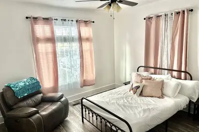 Image de Enjoy a stylish experience at this centrally-located vintage home in Ogden.