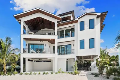 Image de 7 Bedroom Luxury Home with Private Pool on Siesta Key!