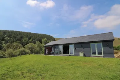 Image de Ystrad Wen, pet friendly, with hot tub in Newbridge-On-Wye