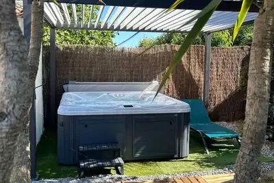 Image de Maison 3* avec jardin, jacuzzi et clim