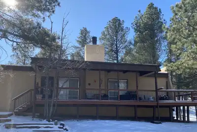 Image de Cozy retreat nestled in the pines, close to outdoor activities, Spencer Theater!